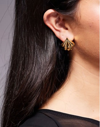 Neck on the Line vintage style pleated studs in gold plated