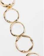 pack of 5 rings with molten design in gold tone