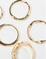 pack of 5 rings with molten design in gold tone