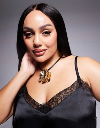 Curve necklace with large hammered floral pendant in gold tone