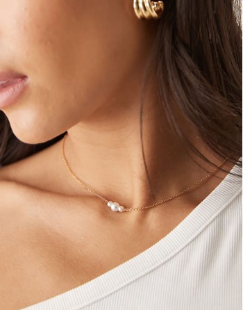 stainless steel short necklace with faux pearl detail in gold tone