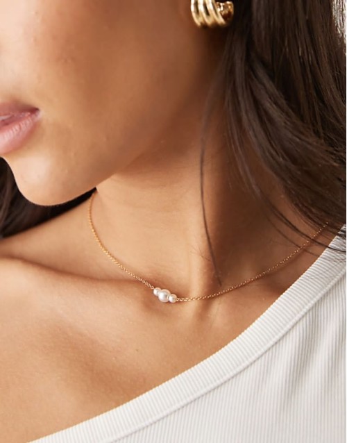 stainless steel short necklace with faux pearl detail in gold tone