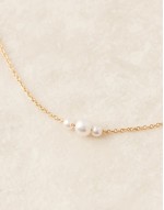 stainless steel short necklace with faux pearl detail in gold tone
