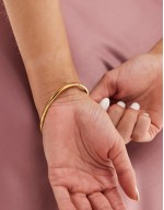 Z stainless steel gold plated arm cuff in gold