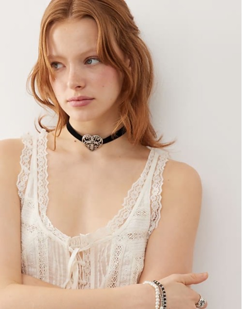 choker necklace in black velvet with heart